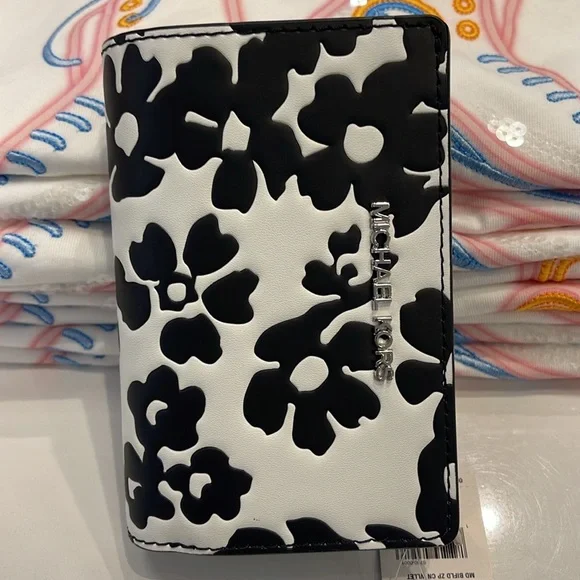 Michael Kors Jet Set Medium Floral Print Bi-Fold Wallet
Black 
NWT - Picture 8 of 16
